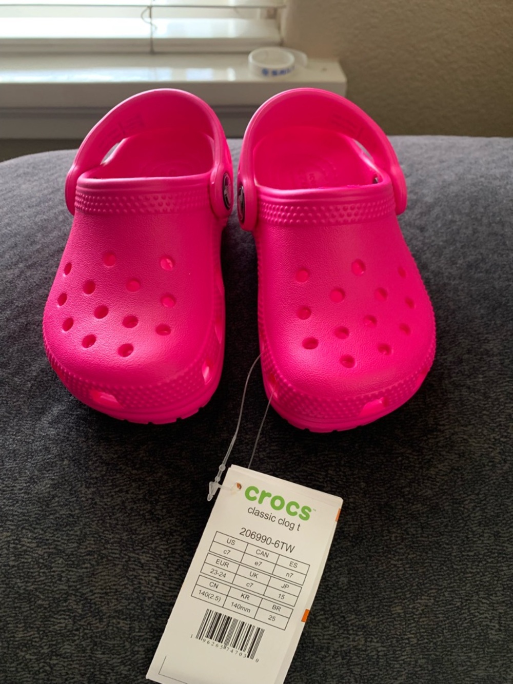 NWT CROCS Kids Classic Clog in
Bright Hot Pink
